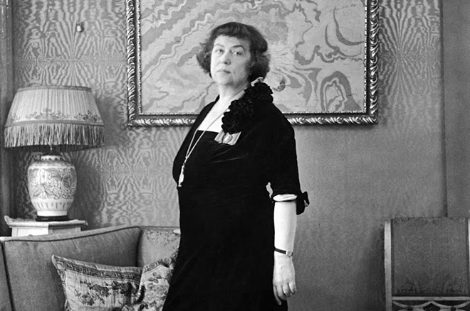 Photo d'Alexandra Kollontaï dans une robe noire
